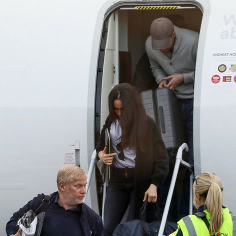 Meghan a Harry už cestujú ako bežní smrteľníci.