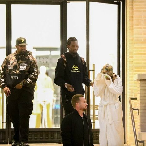 Cardi B sa vybrala na nákup iba v župane.-0432125815.jpg