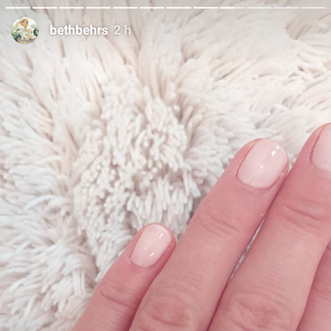 Beth Behrs - svadobná obrúčka