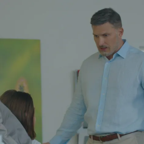 Andrej (Ján Koleník) zistil, že skleróza multiplex Júliinho (Sarah Arató) brata sa nezhoršuje.