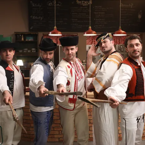 Oteckovia ako folklórni tanečníci