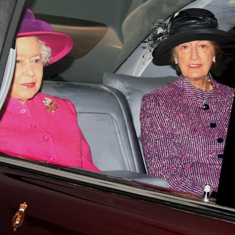 Kráľovná Alžbeta II. (vľavo) a Lady Susan Hussey