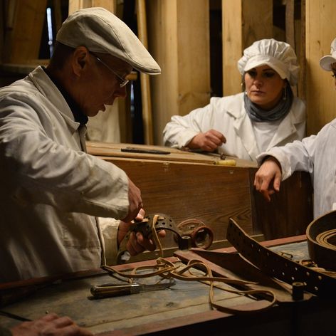 Majster smlynár s farmárskymi učňami