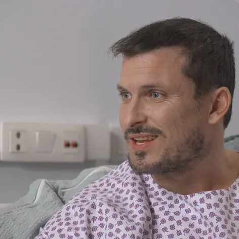 Adam je z ponuky nadšený.