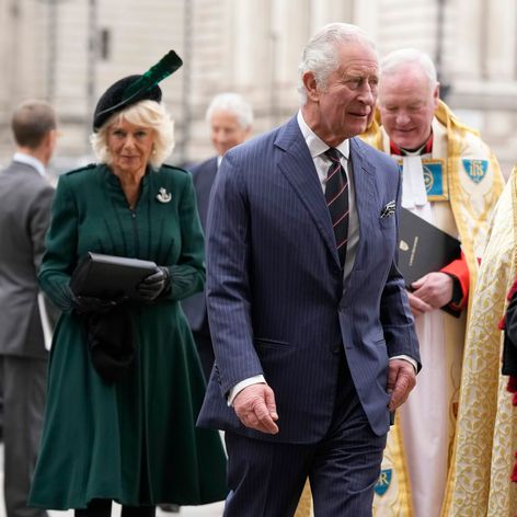 Princ Charles a jeho manželka Camilla na bohoslužbe za princa Philipa