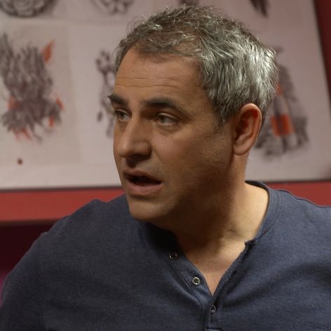 Nazbiera odvahu a príde do tetovacieho štúdia.