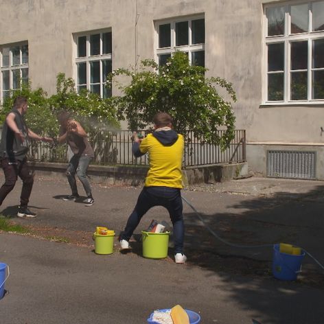 Umyvárka mokré tričko sa bez vody nezaobíde.