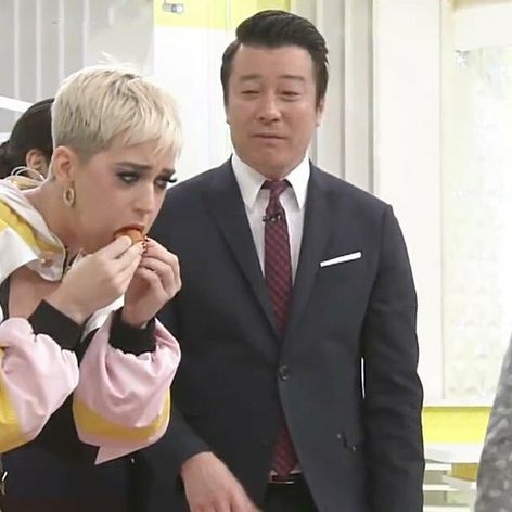Katy Perry si do úst napchala naraz sedem kuracích nugetiek