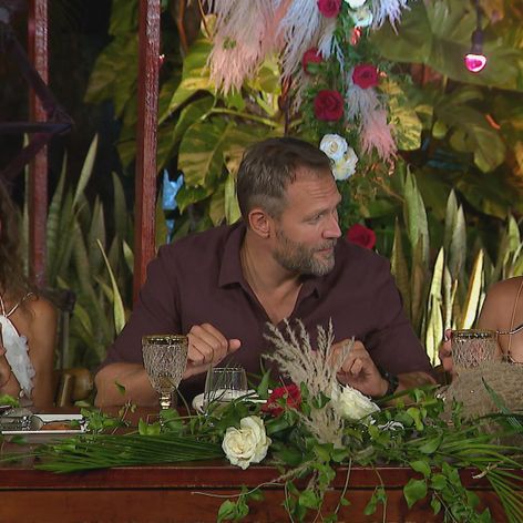 Andrea a Žaneta na hostine k zlúčeniu spolu s Ondrom.