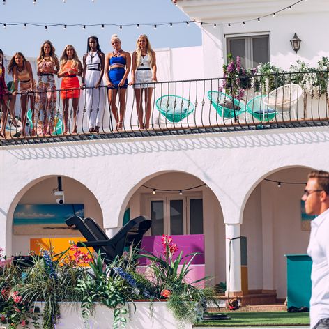 Dievčatá museli ísť na balkón, prišla bombshell.