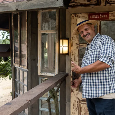 Hospodár Martin pri dome farmára týždňa