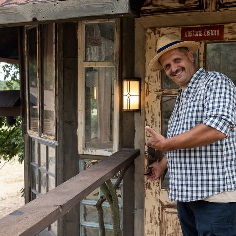 Hospodár Martin pri dome farmára týždňa