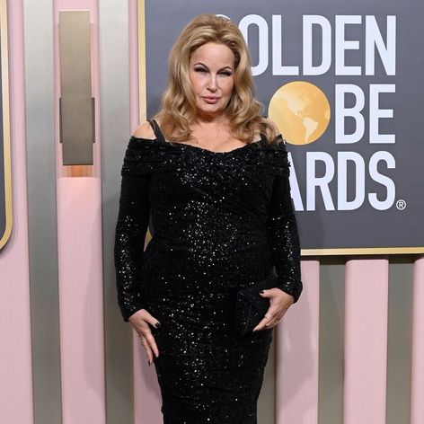 Jennifer Coolidge na 80. ročníku Zlatých glóbusoch
