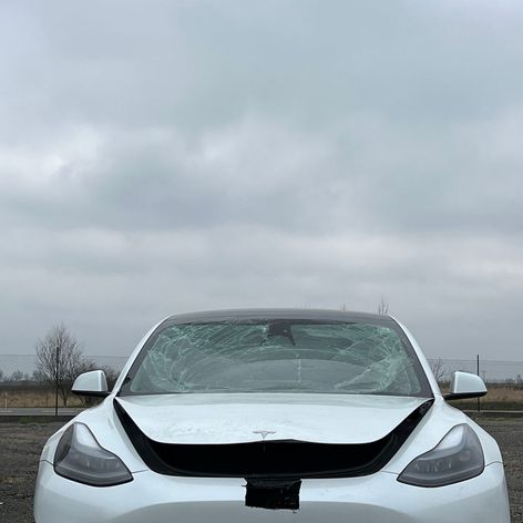 Mirov elektromobil skončil v rybníku, momentálne je v takomto stave