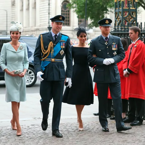 Kráľovská rodina si uctila 100. výročie kráľovského letectva vo Westminster Abbey. 
