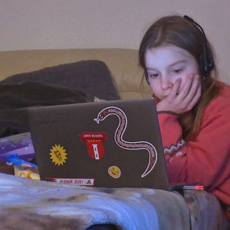 Karolína (12) ukradla z maminho účtu peniaze.