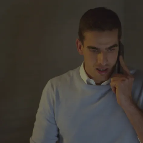 Martin (Adam Baryd) telefonuje s Luciou