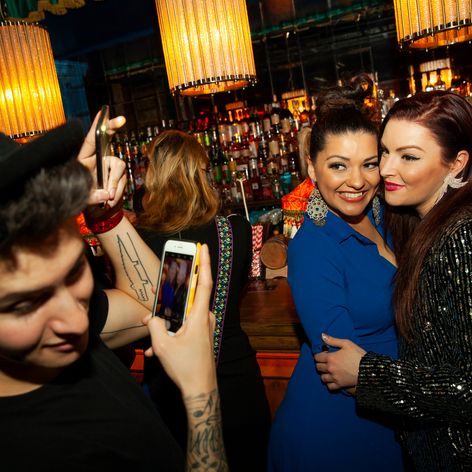 David Pastrňák z Bostonu oslavuje gól proti Philadelphii.