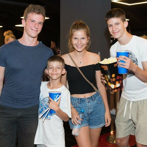 Timur Kramár (vpravo) so súrodencami Markom, Tamarou a jej priateľom Benjaminom