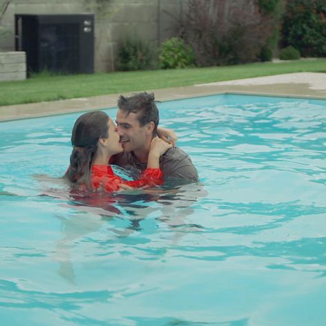 Naďa a Martin v bazéne