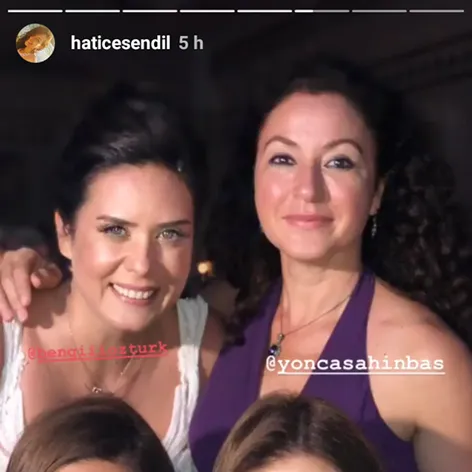 Hatice Şendil a Yonca Cevher na svadbe herečky Bengi Öztürk