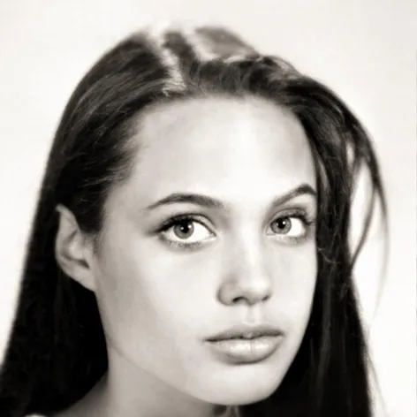 Angelina Jolie a jej premeny vzhľadu.