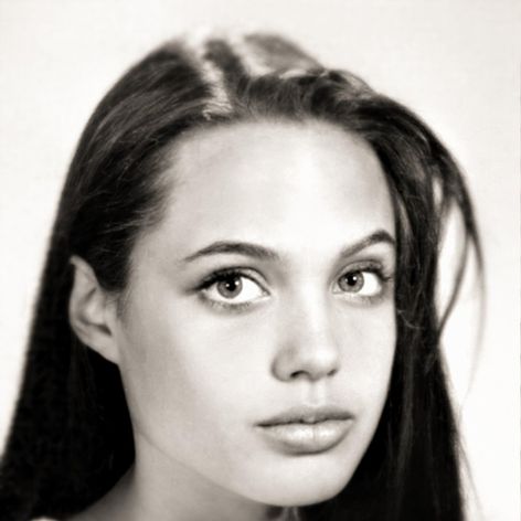 Angelina Jolie a jej premeny vzhľadu.