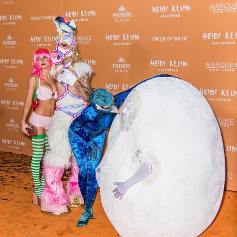 Heidi bozkáva Toma Kaulitza prezlečeného za pávie vajce. Na párty prišli aj Bill Kaulitz ako jednorožec a Heidina dcéra Leni ako jahodový koláčik.