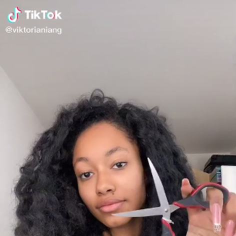 Aicha sa sama ostrihala na ježka.