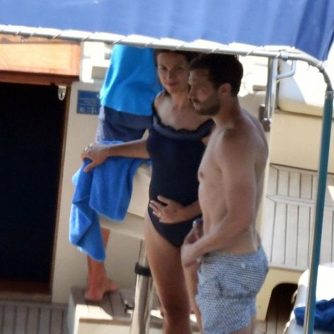 Jamie Dornan na lodi smanželkou Ameliou Warner. 