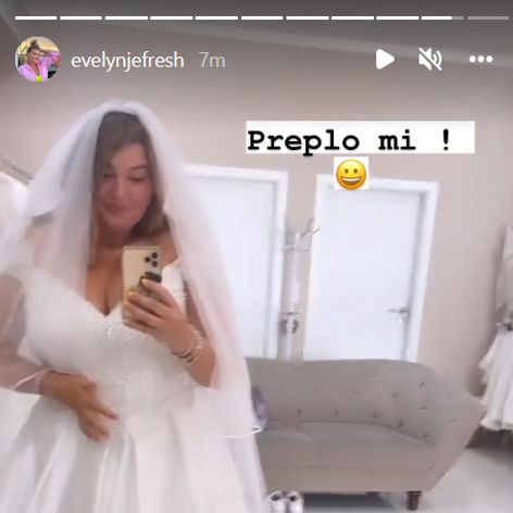 Evelyn v svadobných šatách