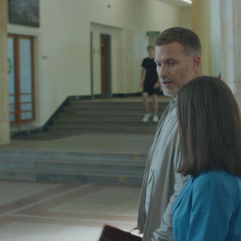 Júlia (Sarah Arató) sa z Andrejovej (Ján Koleník) bezprostrednosti tešila iba chvíľu.