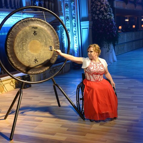 Vodič predbieha v zákrute.