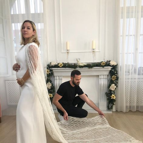 Exkluzívne zábery zo skúšky šiat počas šitia. 