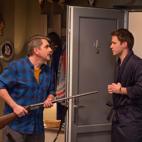 Mike Smith (Pacifická divízia) chytil do lapačky strelu z hokejky Austona Matthewsa (Atlantická divízia).