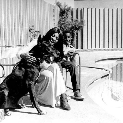 Tina Turner so synom Ronniem v roku 1972 v Kalifornii.