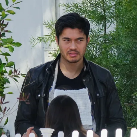 Čerstvý otecko Henry Golding