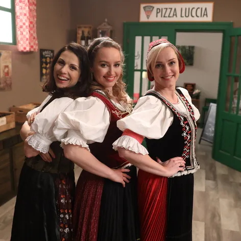 Nádherné dámy ako folklórne tanečnice