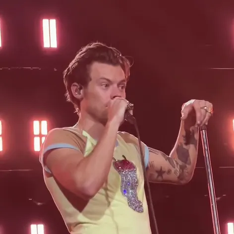 Harry Styles sa počas koncertu napil z tenisky