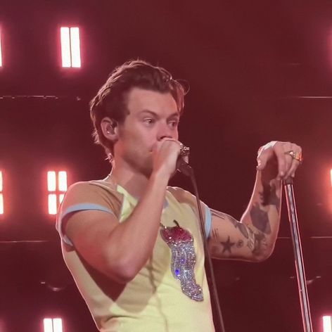 Harry Styles sa počas koncertu napil z tenisky