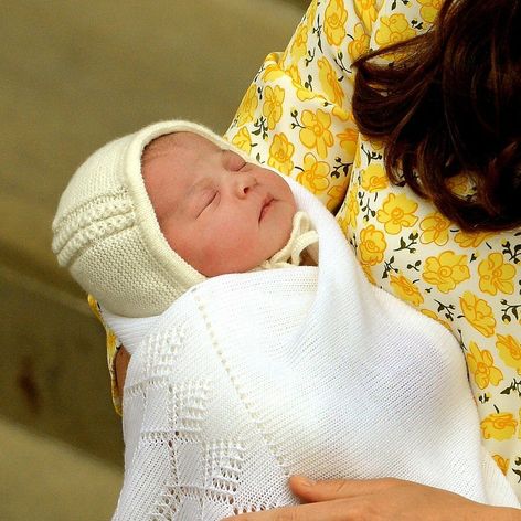 Princ William s dcérou počas lyžovačky v rámci ich prvej spoločnej dovolenky vo štvorici, vo francúzskych Alpách 3. marca 2016.