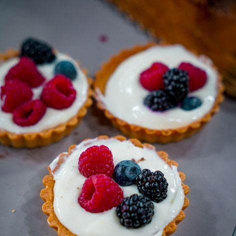 Jarná tortička s jahodami a rebarborou