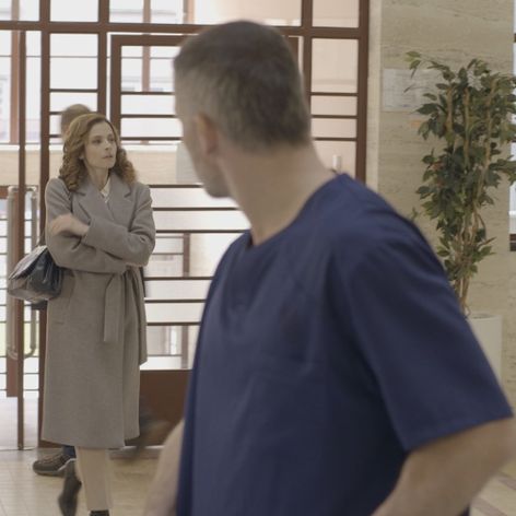 Adela náhle skolabuje.