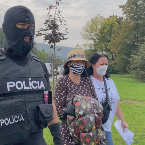 Zuzana S. Plačková v sprievode policajného príslušníka