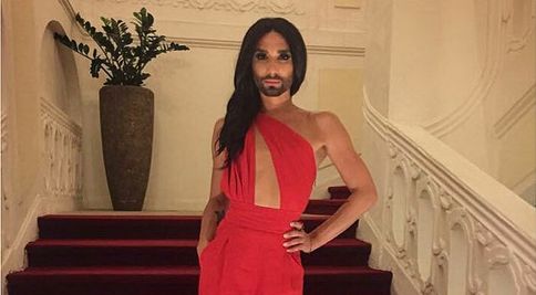 Conchita Wurst ohúrila Prahu: Vieme, kto môže za jej styling