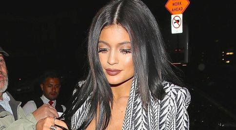 Sedemnásťročná Kylie šla na večeru bez nohavičiek