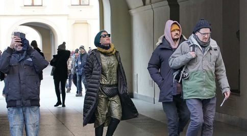 V Prahe sú obrovské hviezdy! Ľudia ani netušili, kto vedľa nich stojí