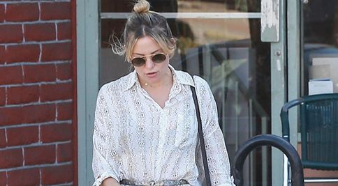 Kate Hudson vystupovala z auta. Zradili ju neposlušné šaty