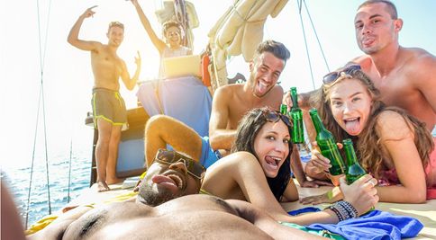 Pijete na slnku alkohol? Toto sa deje s vaším telom
