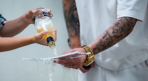 Raper krstil album, jeho sexy polovičke takmer vypadol dekolt